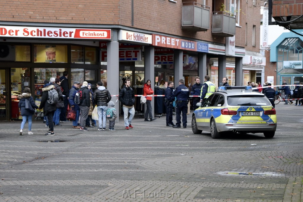 Einsatz BF Koeln Messerstecherei Koeln Porz Josefstr P10.JPG - Miklos Laubert